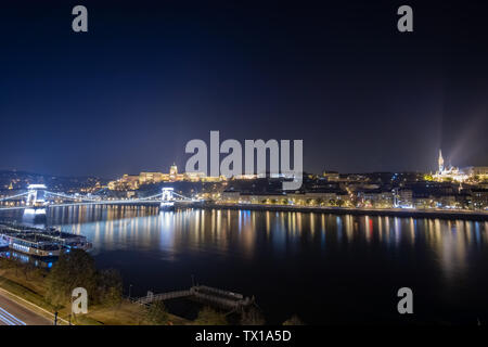 Nacht Blick auf das berühmte Széchenyi Kettenbrücke mit Schloss Buda in Budapest, Ungarn Stockfoto