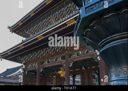 Bronze Laternen (Tourou) und Haupttor an der Shinshu Hotani-ha oder Hongan-ji-Tempel in Kyoto, Japan. Stockfoto