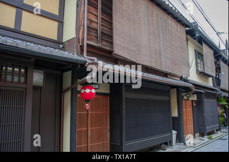 Kyoto, Japan - April 2019: Traditionelle Edo-Architektur in der Gion Distrikt. Tee Häuser (Ochaya) entlang einer engen Straße Stockfoto