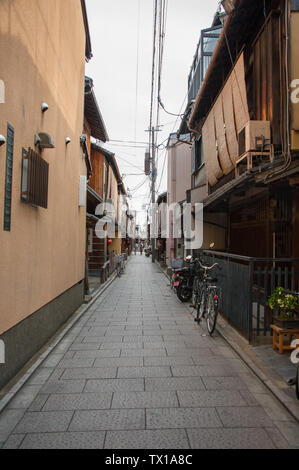 Schmale Straße im Stadtteil Gion von Kyoto, Japan. Typische Edo Stil housese Linie einer ruhigen Gasse in der berühmten Geisha District. Stockfoto