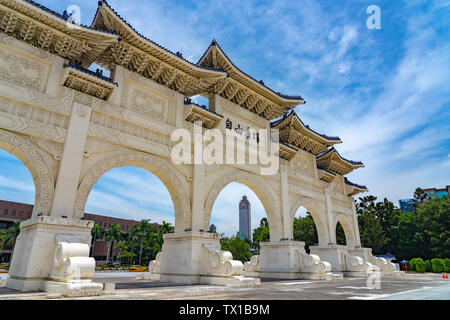 Das Haupttor des National Taiwan Demokratie Memorial Hall (Nationale Chiang Kai-shek Memorial Hall). Taipei, Taiwan. Text auf Chinesisch auf torbogen bedeutet Stockfoto