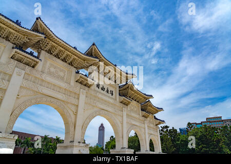 Das Haupttor des National Taiwan Demokratie Memorial Hall (Nationale Chiang Kai-shek Memorial Hall). Taipei, Taiwan. Text auf Chinesisch auf torbogen bedeutet Stockfoto