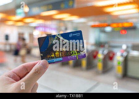 Über die U-Bahn System in Taipeh um 24 hr Taipei Metro Pass. Einmal durch das Scannen an den Gates aktiviert, sie ist gültig für Unl Stockfoto