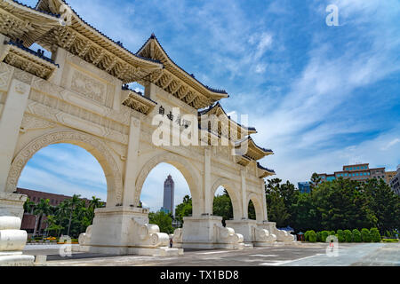 Das Haupttor des National Taiwan Demokratie Memorial Hall (Nationale Chiang Kai-shek Memorial Hall). Taipei, Taiwan. Text auf Chinesisch auf torbogen bedeutet Stockfoto