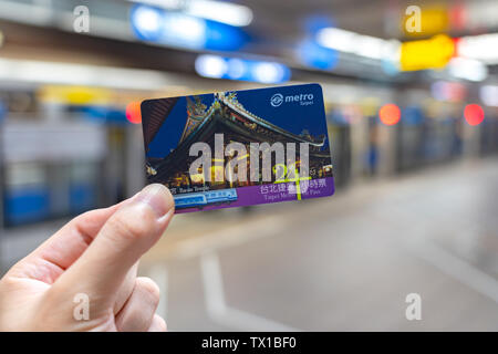 Über die U-Bahn System in Taipeh um 24 hr Taipei Metro Pass. Einmal durch das Scannen an den Gates aktiviert, sie ist gültig für Unl Stockfoto