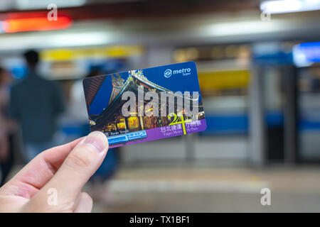 Über die U-Bahn System in Taipeh um 24 hr Taipei Metro Pass. Einmal durch das Scannen an den Gates aktiviert, sie ist gültig für Unl Stockfoto