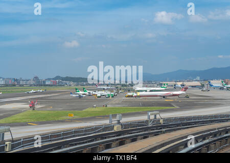 Taipei Songshan Airport. Blick von der MRT Wenhu Linie Fahrgastraum Stockfoto