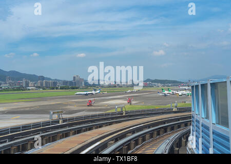 Taipei Songshan Airport. Blick von der MRT Wenhu Linie Fahrgastraum Stockfoto