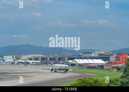 Taipei Songshan Airport. Blick von der MRT Wenhu Linie Fahrgastraum Stockfoto