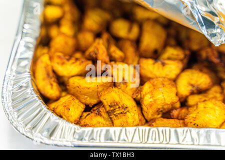 Gewürfelte nigerianischen Wegerich in Aluminium Container an nigerianische Partei Stockfoto