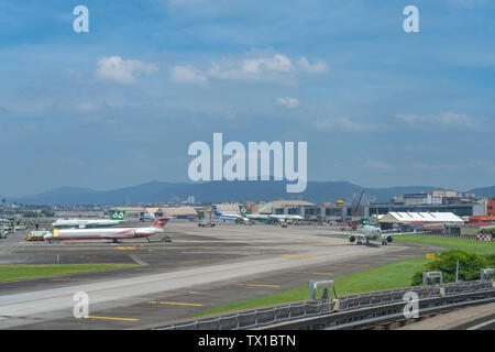 Taipei Songshan Airport. Blick von der MRT Wenhu Linie Fahrgastraum Stockfoto