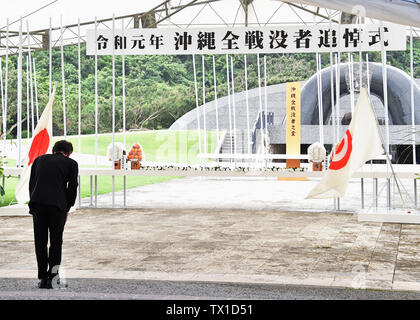 Okinawa Gouverneur Tamaki Denny nimmt an der Trauerfeier für alle Krieg tot der "Schlacht von Okinawa" an der Peace Memorial Park in Itoman, Okinawa-Prefecture, Japan am 23. Juni 2019. Quelle: LBA/Alamy leben Nachrichten Stockfoto