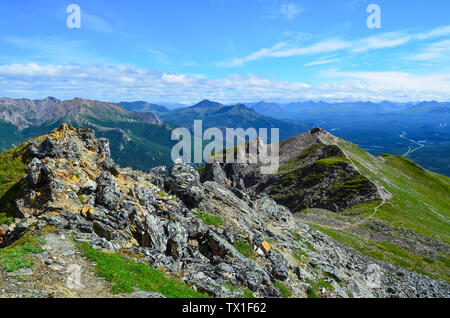 Blick auf den Nenana River Valley vom Mount Healy wanderung Trail mit blauer Himmel mit weißen Wolken über. Denali National Park, Alaska, USA Stockfoto