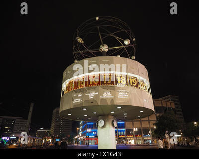 BERLIN, DEUTSCHLAND - ca. Mai 2019: Urania Weltzeituhr (Urania Weltzeituhr) in Alexanderplatz in der Nacht Stockfoto