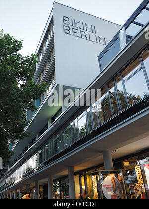 BERLIN, DEUTSCHLAND - ca. Juni 2019: Die bikinihaus Gebäude an der Budapester Straße im Bezirk Charlottenburg. Stockfoto