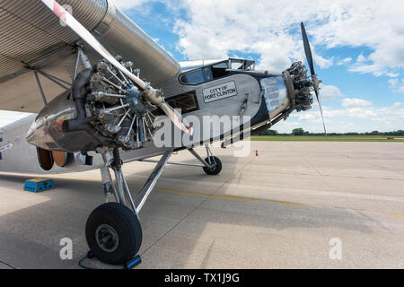 Ford Trimotor Flugzeug besuchen Südostiowa regionalen Flughafen in Burlington, Iowa, USA Stockfoto