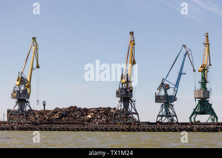 Auf der Pier liegt ein großer Haufen Schrott für das Laden in den Behälter durch die Verwendung von Krane vorgesehen Stockfoto