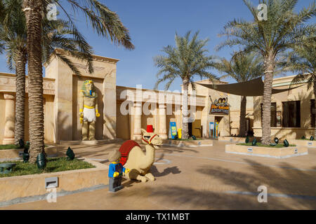 DUBAI, VAE, 09 Januar, 2019: Skulptur eines Kamels aus Lego Steinen auf dem Hintergrund der Statue des Pharao in Legoland Stockfoto