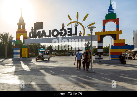 DUBAI, VAE, 09 Januar, 2019: Haupteingang zum Freizeitpark Legoland. Ansicht von der Rückseite Stockfoto