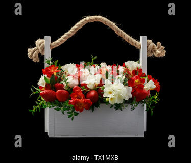 Weißen Holzkasten mit weißen und roten Rosen und reife Erdbeeren auf weißem Hintergrund gefüllt Stockfoto