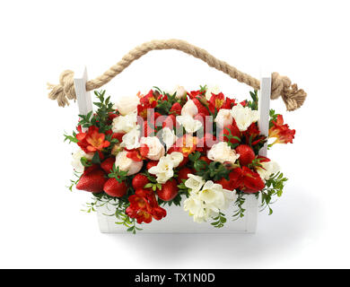 Weißen Holzkasten mit weißen und roten Rosen und reife Erdbeeren auf weißem Hintergrund gefüllt Stockfoto