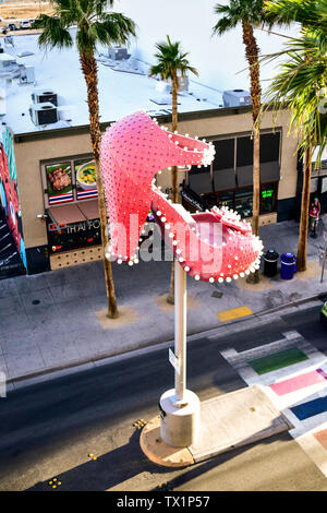 Auf der neon-beleuchtete High Heel Schuh auf der Fremont Street, Las Vegas, Nevada Stockfoto