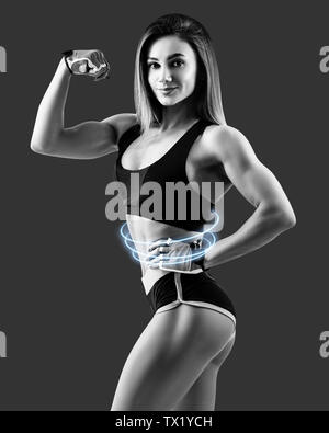 Junge Frau zeigt ihre schönen muskulösen athletischen Körper. Stockfoto
