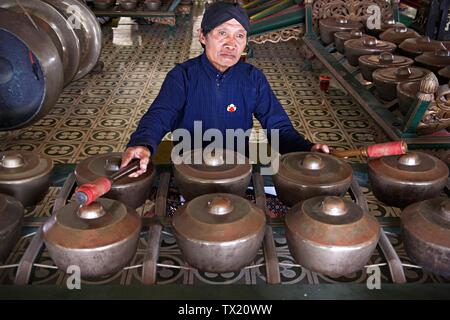 Gamelan Musiker spielen ihre Instrument in Yogyakarta Palace. Gamelan ist traditionellen javanischen Musikinstrument. Stockfoto