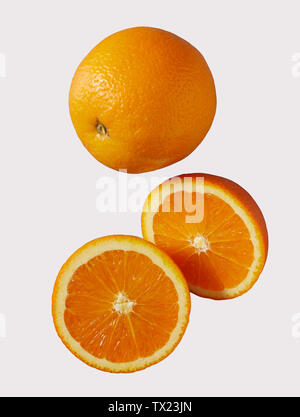 Ganze und halbierte saftige frische Sommer orange reich an Vitamin C Isolated On White in einer gesunden Diät Konzept Stockfoto