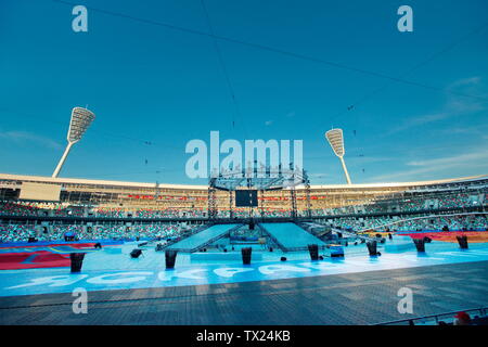 Minsk, Weißrussland - 19. Juni 2019. Weitwinkelaufnahme der rekonstruierten Dynamo Stadion, wo die zweite Europäische Spiele sein wird. Offizielle Plakat mit Maskottchen von Stockfoto