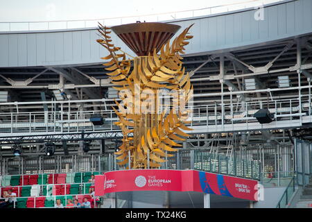 Minsk, Weißrussland - 19. Juni 2019. Weitwinkelaufnahme der rekonstruierten Dynamo Stadion, wo die zweite Europäische Spiele sein wird. Offizielle Plakat mit Maskottchen von Stockfoto