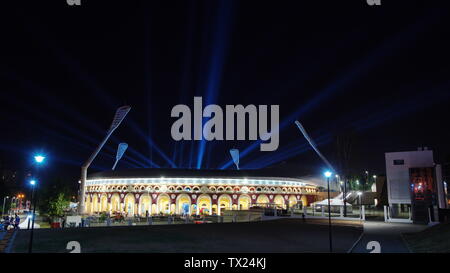 Minsk, Weißrussland - 19. Juni 2019. Weitwinkelaufnahme der rekonstruierten Dynamo Stadion, wo die zweite Europäische Spiele sein wird. Offizielle Plakat mit Maskottchen von Stockfoto