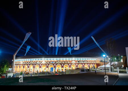 Minsk, Weißrussland - 19. Juni 2019. Weitwinkelaufnahme der rekonstruierten Dynamo Stadion, wo die zweite Europäische Spiele sein wird. Offizielle Plakat mit Maskottchen von Stockfoto