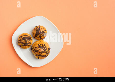 Französische dessert Eclair mit Schokolade auf pastellfarbenen Hintergrund. Top View oder flach Hintergrund Stockfoto