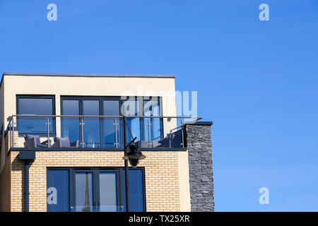 Ein Balkon eines Penthouse gegen einen klaren blauen Himmel. In der Bucht von Cardiff, Wales, Großbritannien Stockfoto