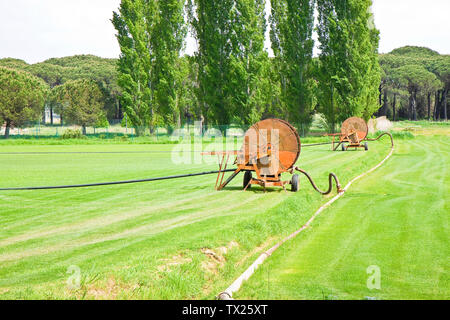 Metall irrigator in einem grünen gemähten Rasen Stockfoto