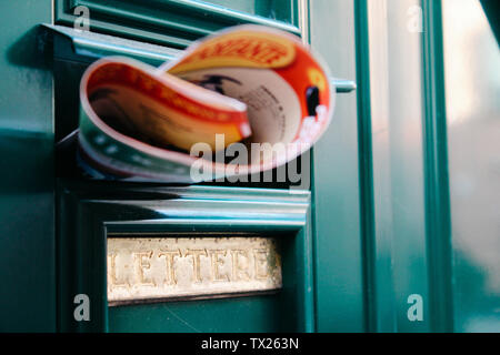 Rapallo, Italien - 03 27 2013: close up Zeitung in der Mailbox. Blick auf die Straßen von Rapallo. Stockfoto