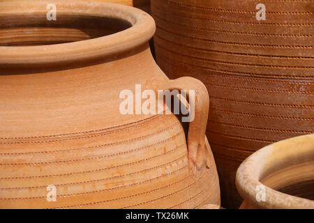 In der Nähe von riesigen terracotta Töpfe / Urnen Stockfoto