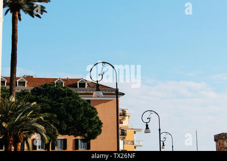 Rapallo, Italien - 03 27 2013: Häuser, Architektur Blick auf die Straßen von Rapallo Stockfoto