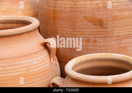 In der Nähe von riesigen terracotta Töpfe / Urnen Stockfoto