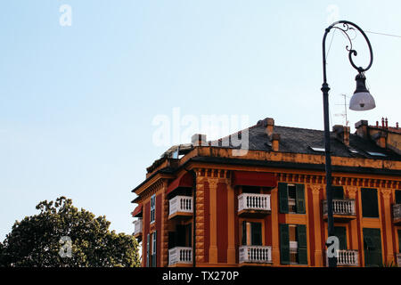 Rapallo, Italien - 03 27 2013: Häuser, Architektur Blick auf die Straßen von Rapallo Stockfoto