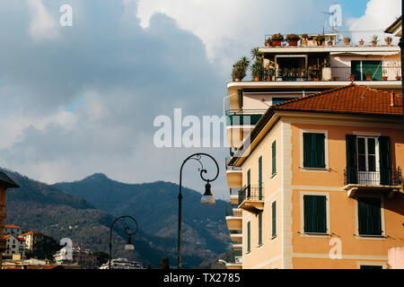 Rapallo, Italien - 03 27 2013: Häuser, Architektur Blick auf die Straßen von Rapallo Stockfoto