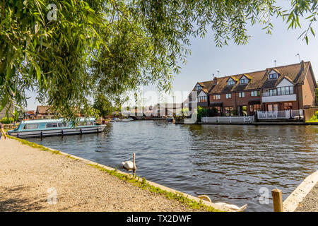 Einen schönen Urlaub Riverside Holiday lassen Sie an den Ufern des Flusses Bure im Dorf Wroxham im Herzen der Norfolk Broads, unter der erfasst Stockfoto