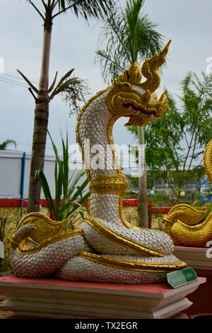 Eine neue bunte Tempel mit aufwändiger Handarbeit gebaut, in der Landschaft von South Eastern Thailand Stockfoto