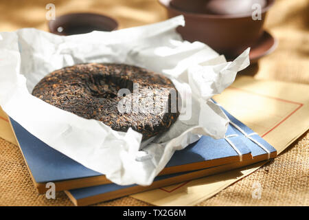 Pu'er Tee Kuchen und Purple sand cover Schale Stockfoto