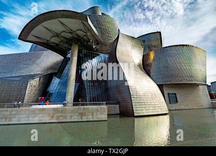 Bilbao, Spanien. 23. Juni 2019. Das Guggenheim Museum in Bilbao. Das Gebäude ist eines der berühmtesten Werke des Architekten Frank Gehry. Das Museum, das zu der Zeit rund 140 Millionen Euro kosten, wurde 1997 eröffnet. Foto: Frank Rumpenhorst/dpa/Alamy leben Nachrichten Stockfoto