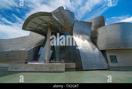 Bilbao, Spanien. 23. Juni 2019. Das Guggenheim Museum in Bilbao. Das Gebäude ist eines der berühmtesten Werke des Architekten Frank Gehry. Das Museum, das zu der Zeit rund 140 Millionen Euro kosten, wurde 1997 eröffnet. Foto: Frank Rumpenhorst/dpa/Alamy leben Nachrichten Stockfoto