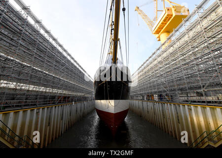 Wewelsfleth, Deutschland. 24. Juni, 2019. Das Segelschiff "Peking" liegt vor dem Ausdocken in der Werft. Die traditionelle Sailor 'Peking' soll sich auf seine eigene Kiel wieder zu schwimmen nach einer längeren Liegezeit. Die Arbeiten sollen im Mai 2020 abgeschlossen sein. Die 'Peking' wird später seinen letzten Liegeplatz in der geplanten deutschen Hafen Museum im Hamburger Hafen haben. Credit: Carsten Rehder/dpa/Alamy leben Nachrichten Stockfoto