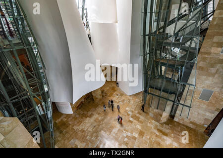 Bilbao, Spanien. 23. Juni 2019. Innenansicht des Guggenheim Museum in Bilbao. Das Gebäude ist eines der berühmtesten Werke des Architekten Frank Gehry. Das Museum, das zu der Zeit rund 140 Millionen Euro kosten, wurde 1997 eröffnet. Foto: Frank Rumpenhorst/dpa/Alamy leben Nachrichten Stockfoto