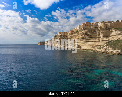 Stein Häuser der Altstadt von Bonifacio auf der felsigen Küste der Insel Korsika, Frankreich. Stockfoto